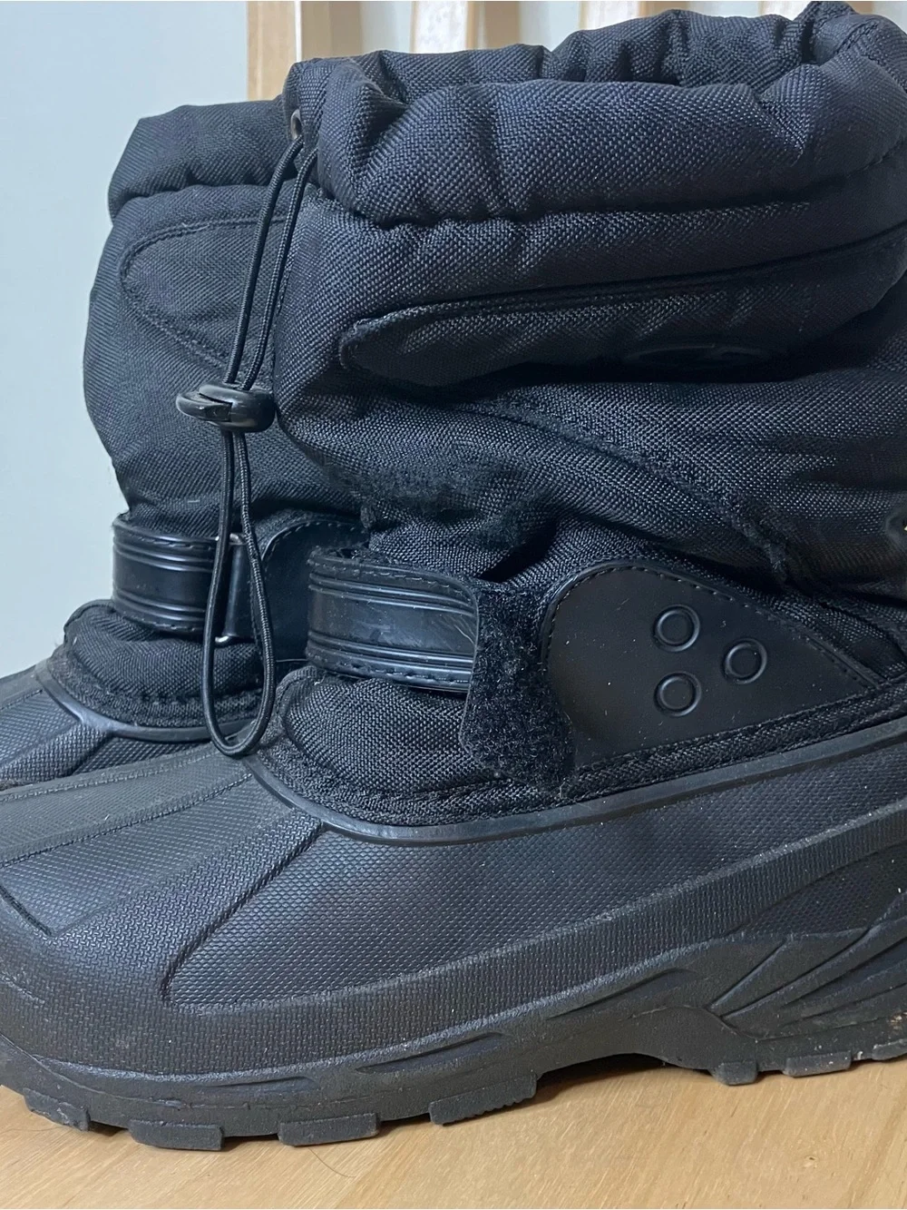 Kids black snow boots size 4 youth